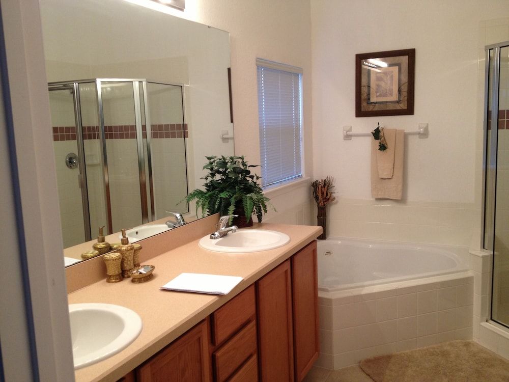 Luxury 4 Bedroom Home with Private Pool