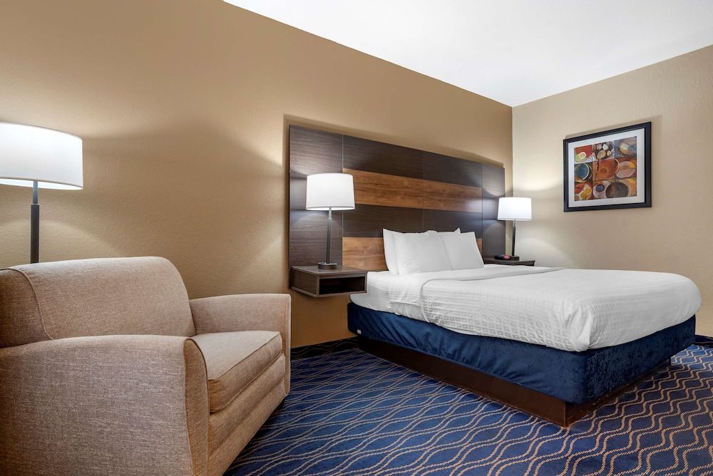 Standard Room, 1 King Bed, Non Smoking, Refrigerator