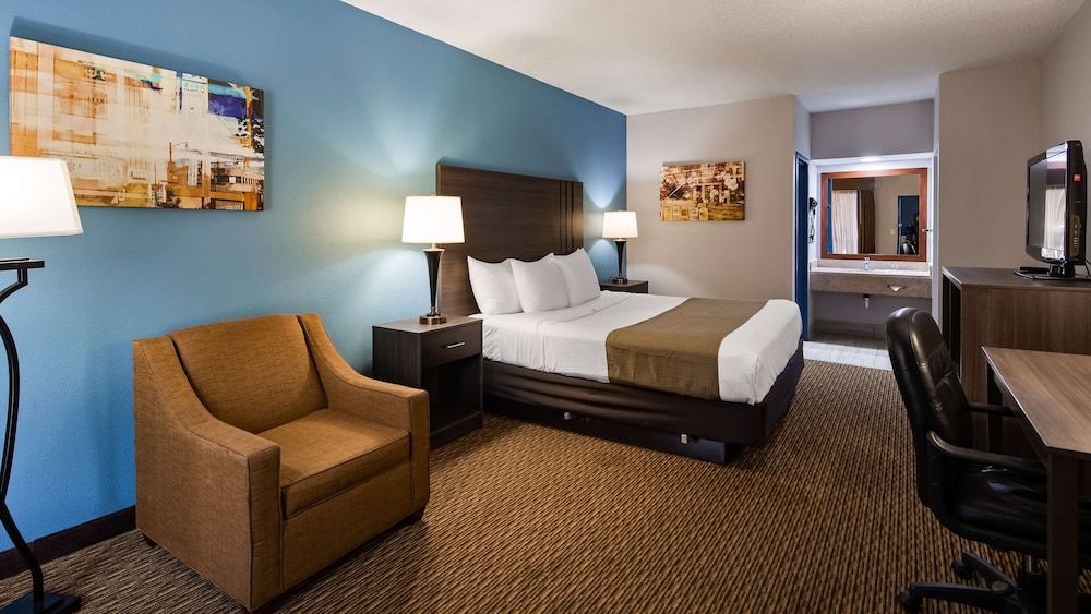 Standard Room, 1 King Bed, Smoking, Refrigerator & Microwave