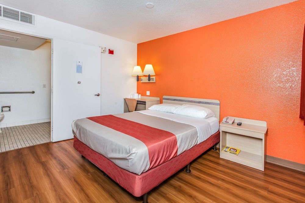 Motel 6 Vacaville, CA Standard Room, 1 Double Bed, Accessible, Non Smoking 4