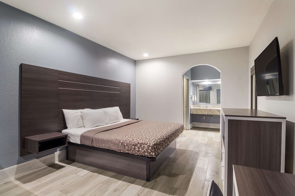 undefined Americas Best Value Platinum Inn & Suites 6