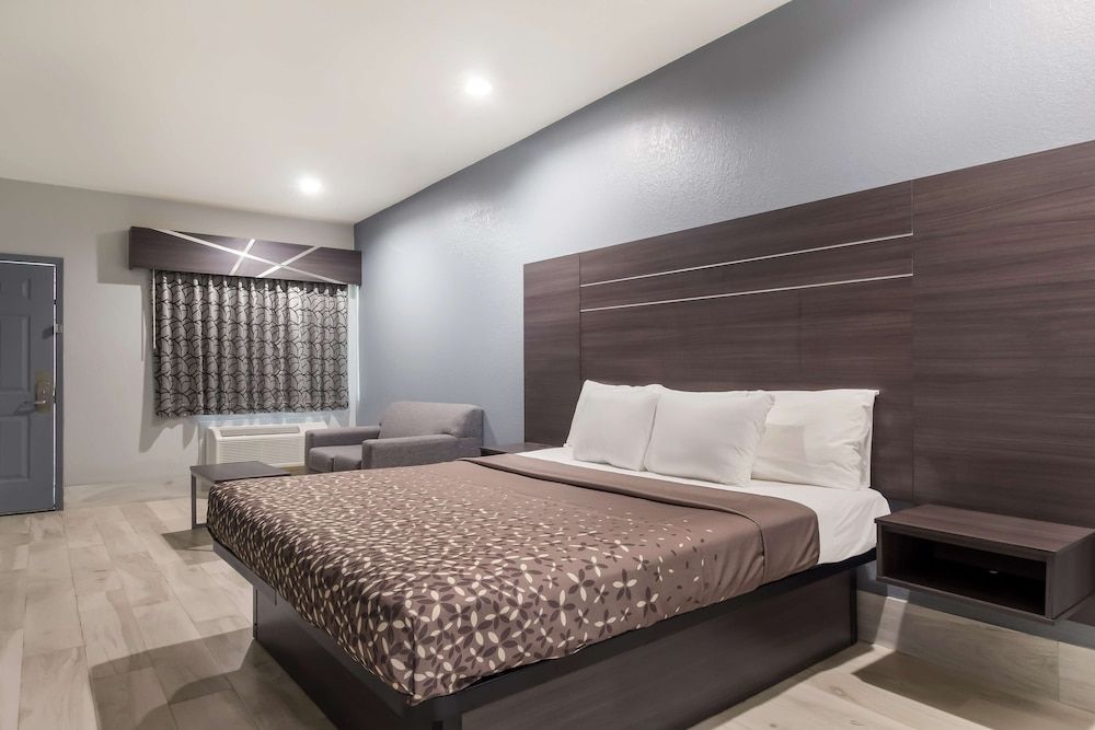 undefined Americas Best Value Platinum Inn & Suites 8