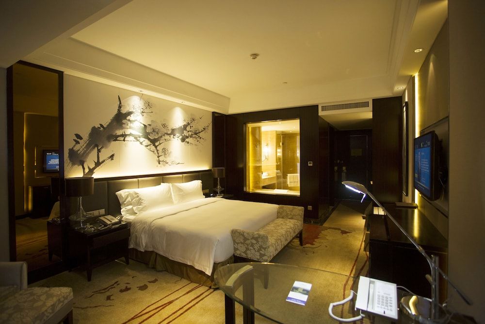 Deluxe Room, 1 King Bed, Smoking