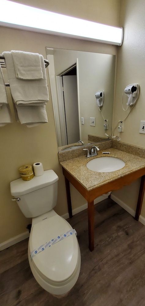 Anaheim National Inn Standard Room, 1 King Bed, Smoking 4