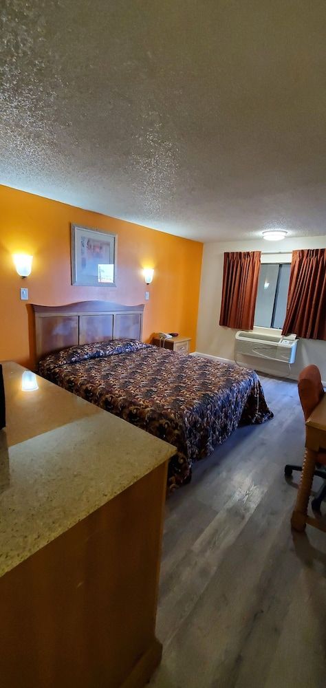 Anaheim National Inn Standard Room, 1 King Bed, Smoking 3