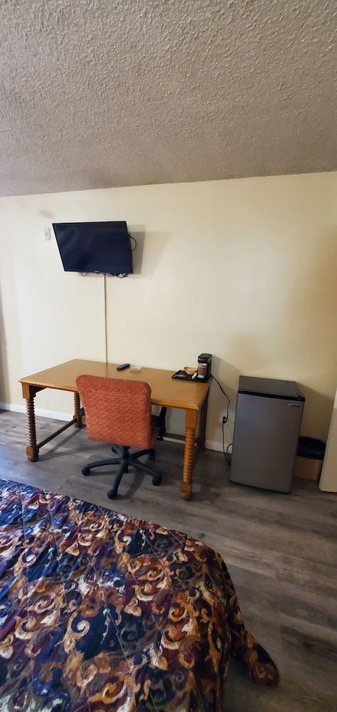 Anaheim National Inn Standard Room, 1 King Bed, Smoking 6