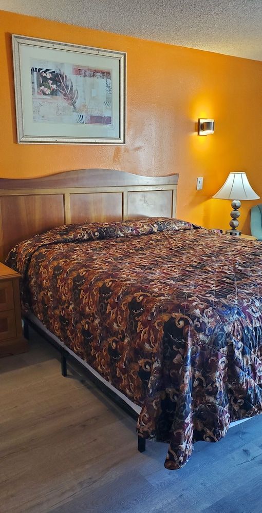 Basic Single Room, 1 King Bed, Accessible