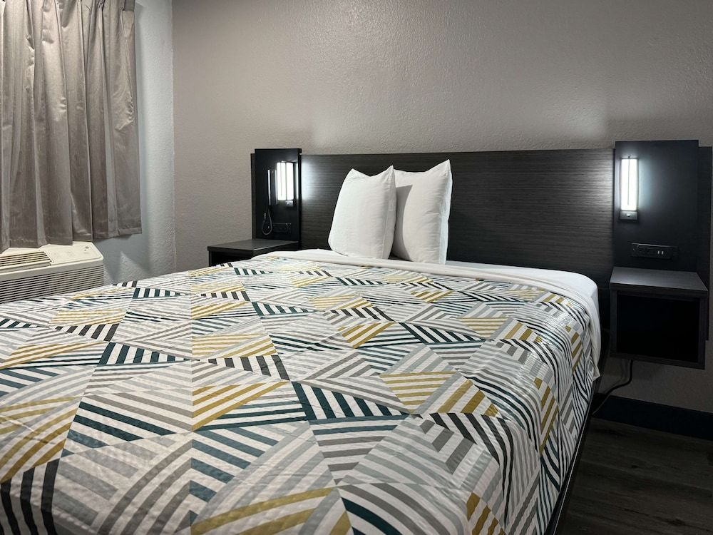 Motel 6 Bradenton, FL Standard Room, 1 Queen Bed, Accessible, Non Smoking 5