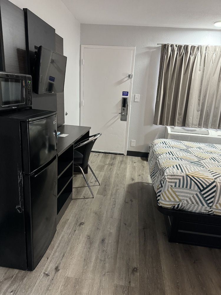 Standard Room, 1 Queen Bed, Non Smoking, Refrigerator