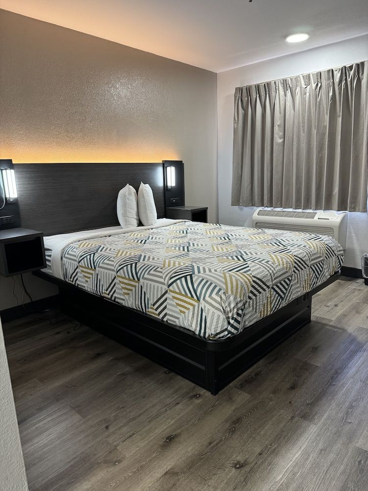 Motel 6 Bradenton, FL Standard Room, 1 Queen Bed, Accessible, Non Smoking 3