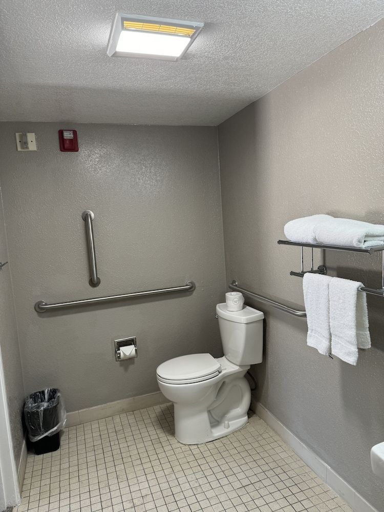 Motel 6 Bradenton, FL Standard Room, 1 Queen Bed, Accessible, Non Smoking 8