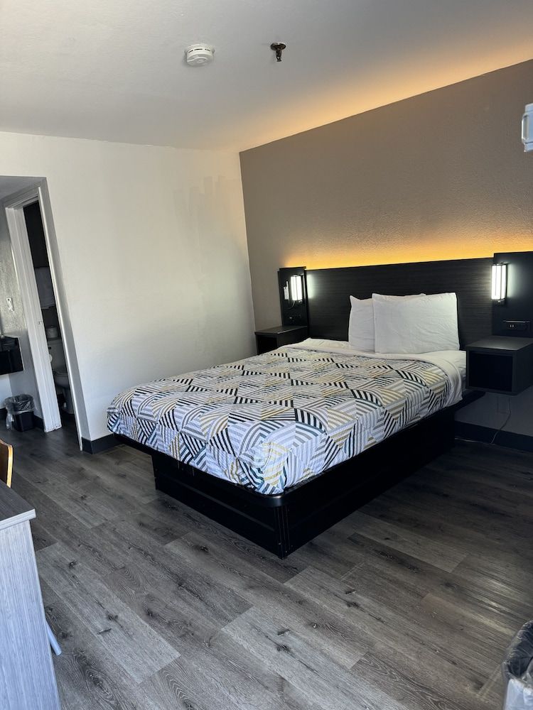 Motel 6 Bradenton, FL Standard Room, 1 Queen Bed, Non Smoking 4