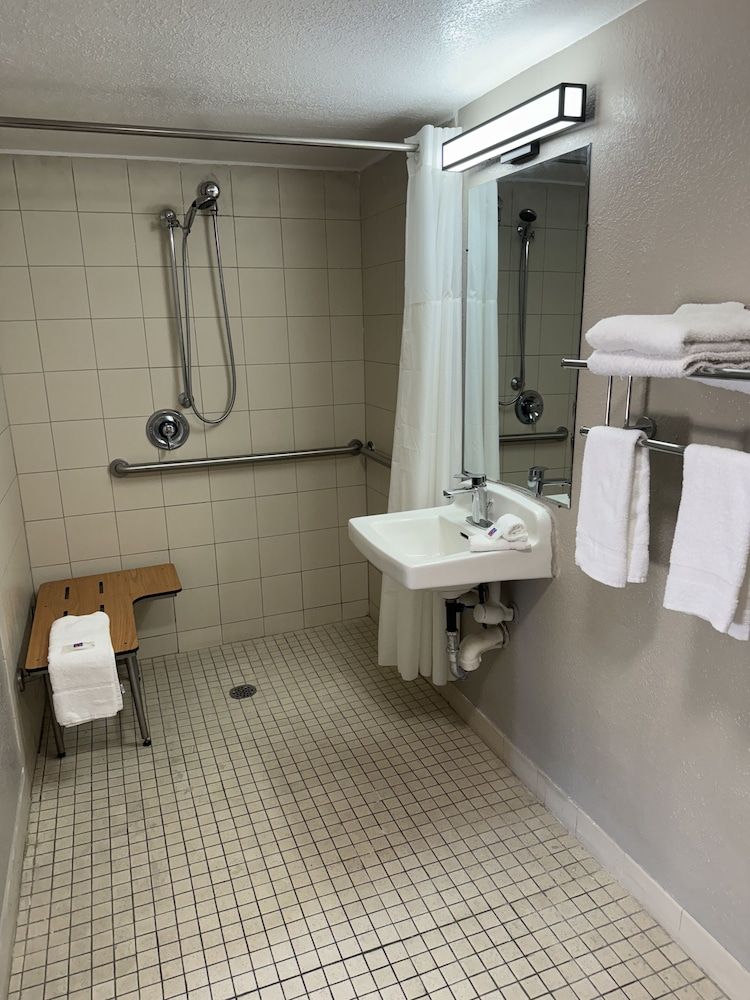 Motel 6 Bradenton, FL Standard Room, 1 Queen Bed, Accessible, Non Smoking 7