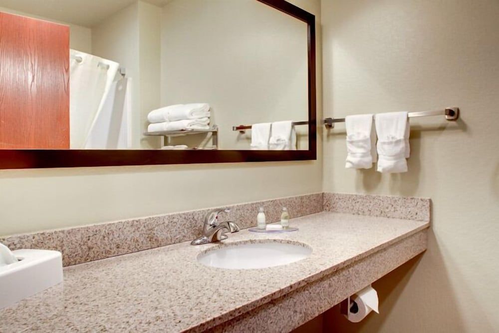 Cobblestone Inn & Suites - Carrington Standard Room, 1 King Bed, Non Smoking 6