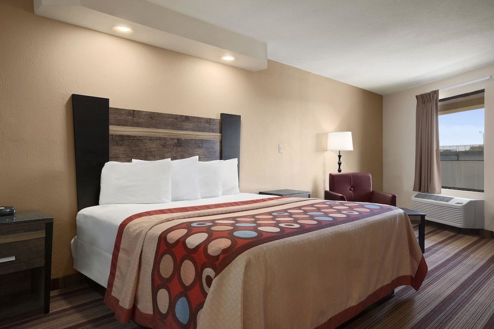 Business Room, 1 King Bed, Non Smoking, Refrigerator & Microwave