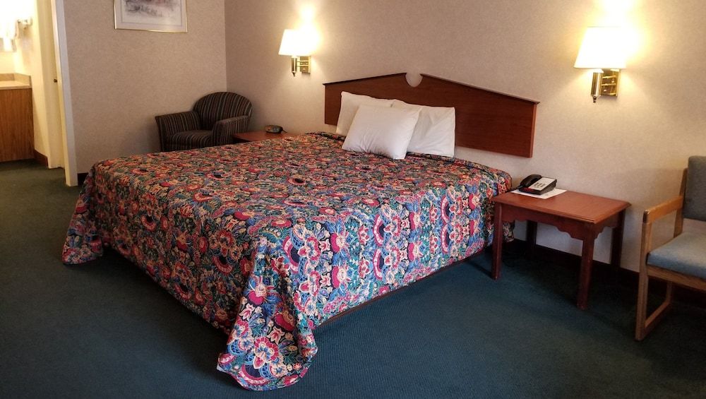 Traditional Room, 1 King Bed, Non Smoking, Private Bathroom