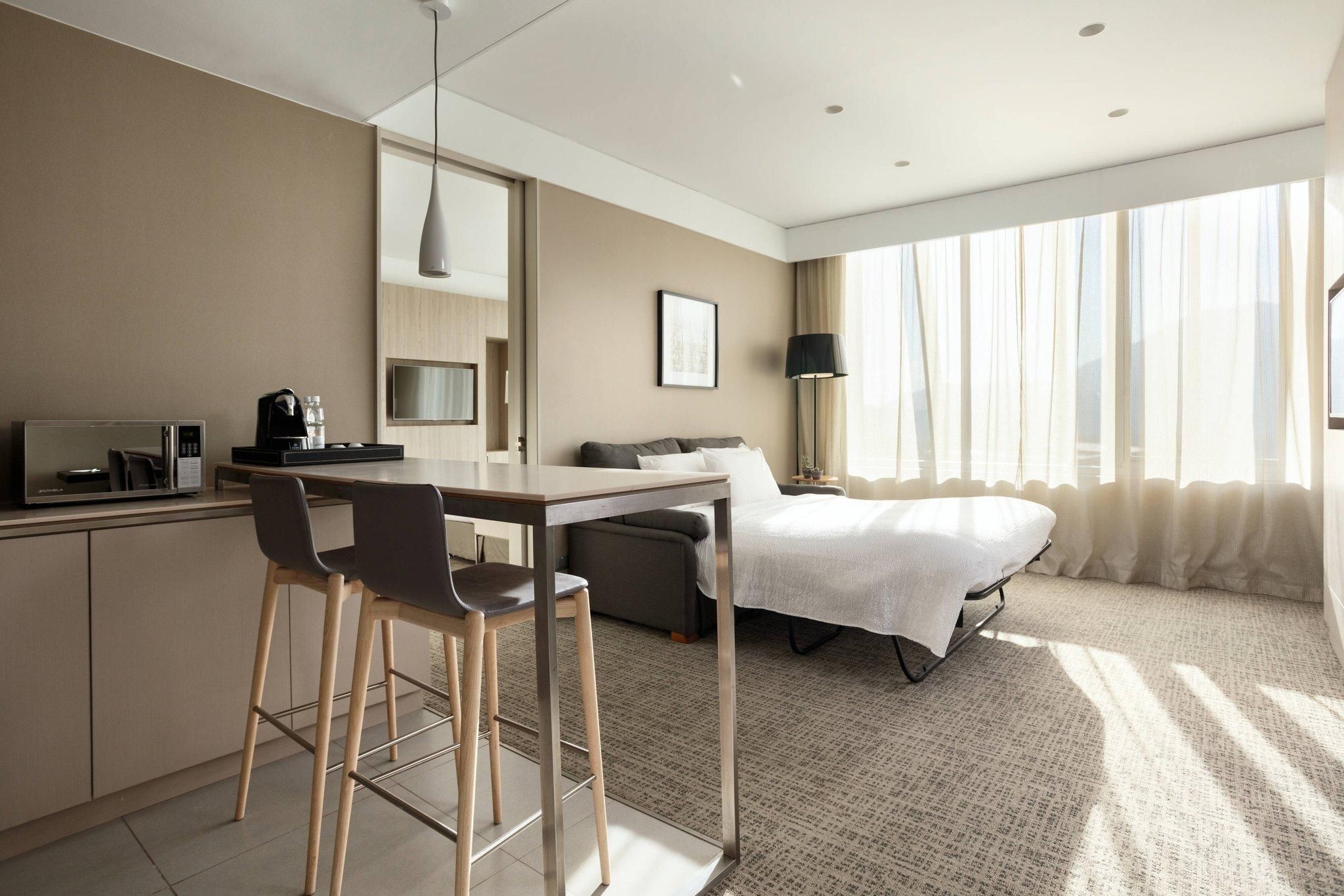 1 Bedroom 2 room Suite, 1 King, Sofa bed, City view, Corner room, Away from elevator, Whirlpool