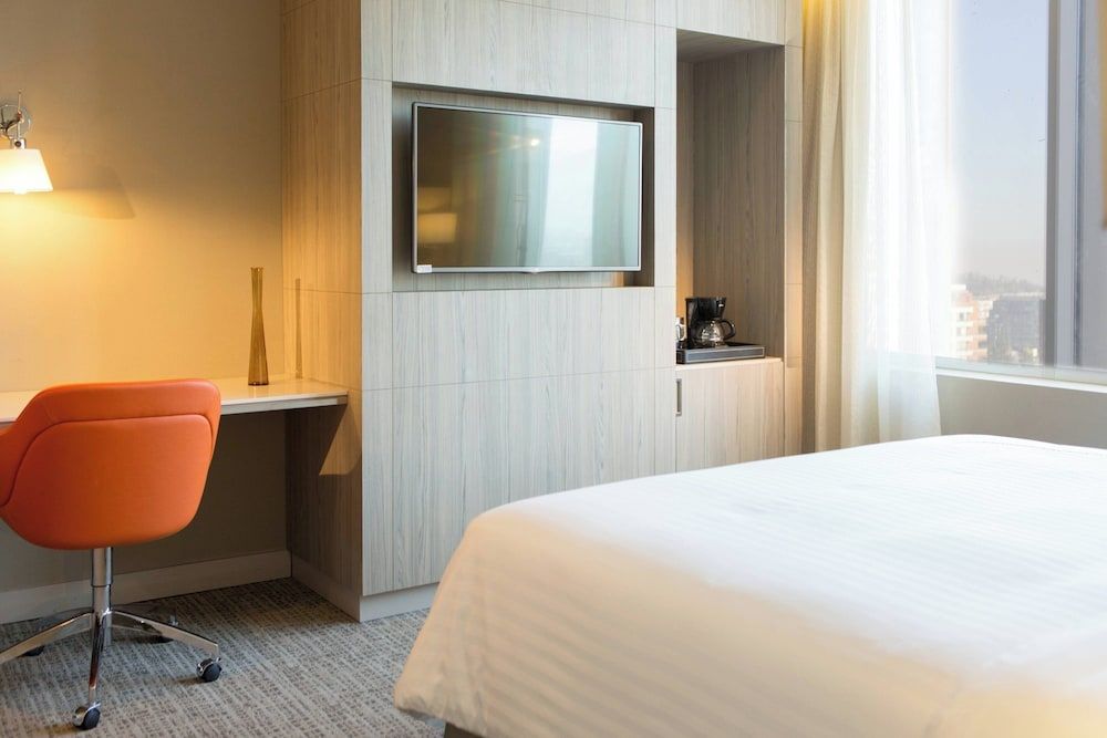 Courtyard Santiago Las Condes Room, 1 King Bed, City View 3