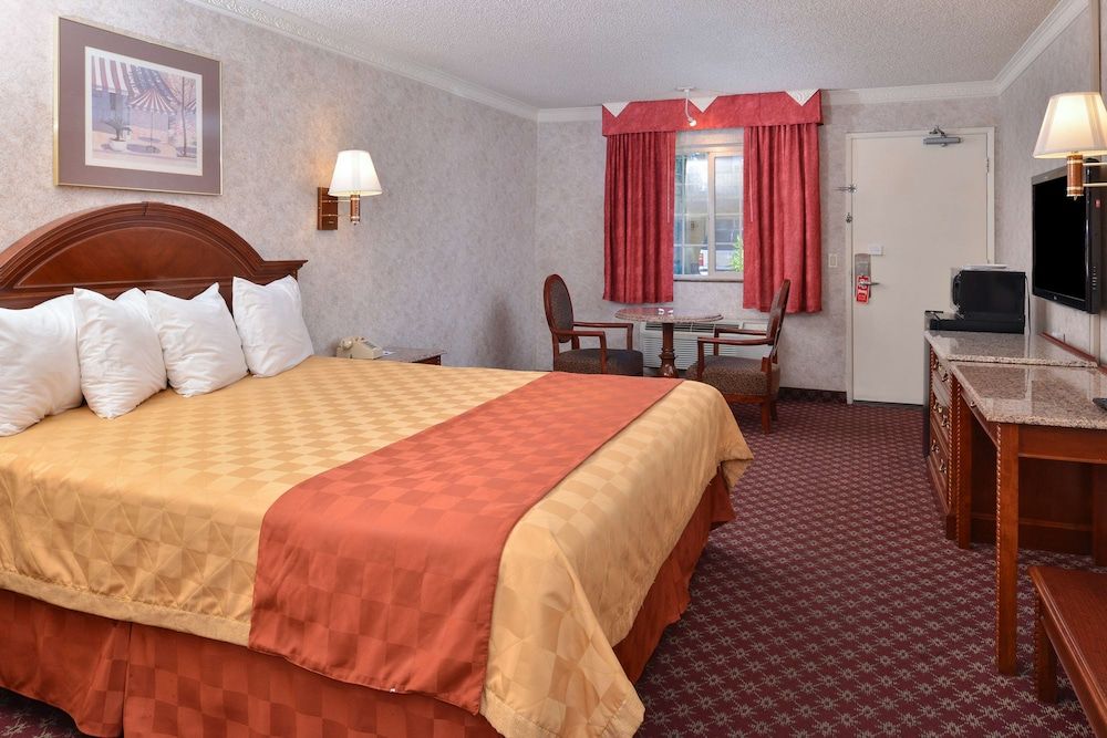 Room, 1 King Bed, Non Smoking