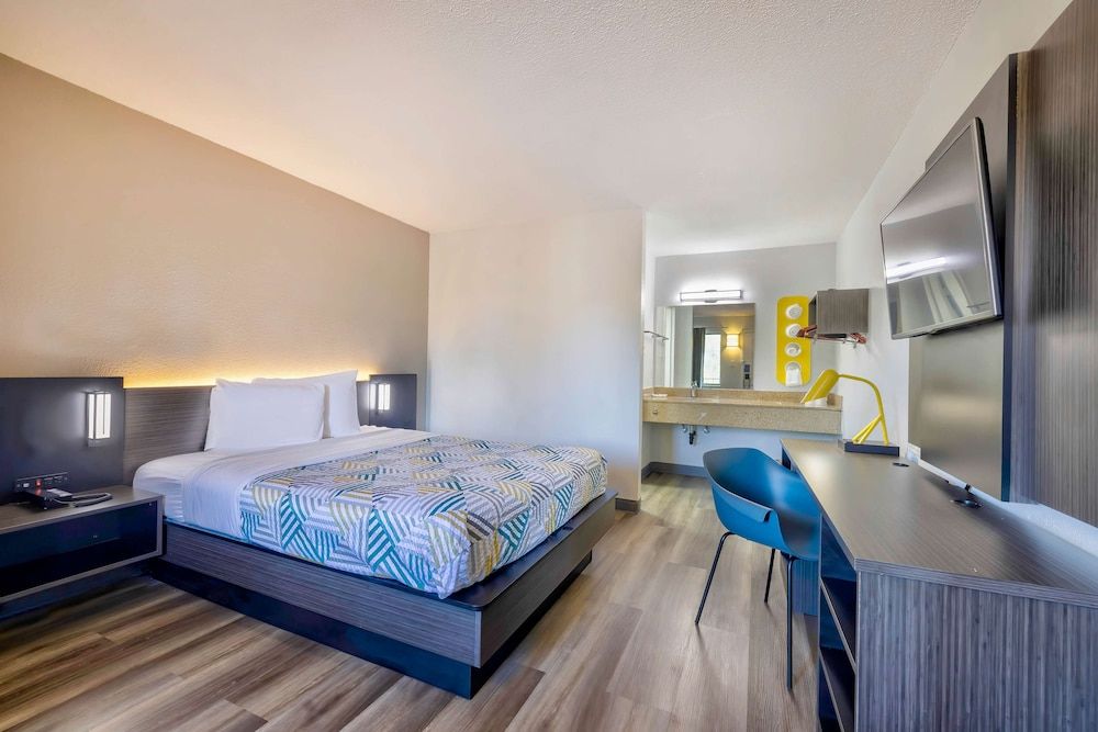 Motel 6 Hammond, IN - Chicago Area Standard Room, 1 Queen Bed, Non Smoking