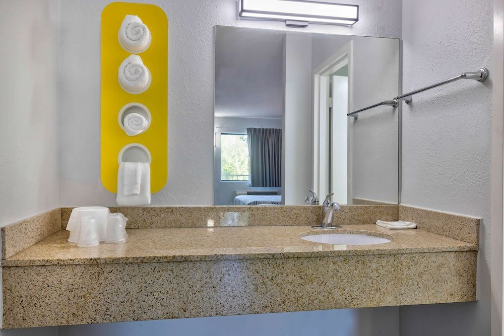 Motel 6 Hammond, IN - Chicago Area Standard Room, 2 Double Beds, Non Smoking 5