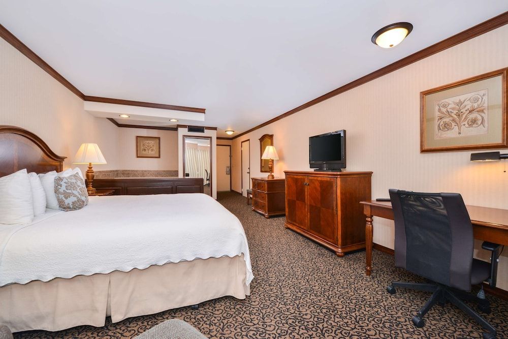 Standard Room, 1 King Bed, Jetted Tub, Lake View