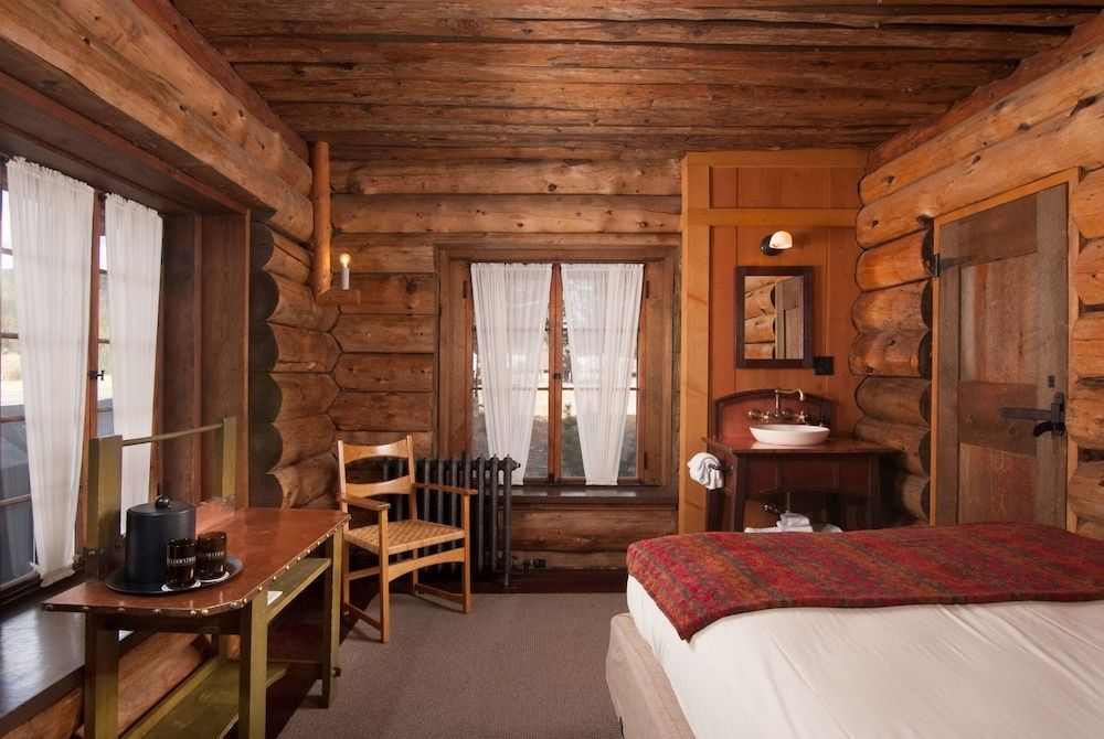 Basic Room, 1 Queen Bed, Shared Bathroom