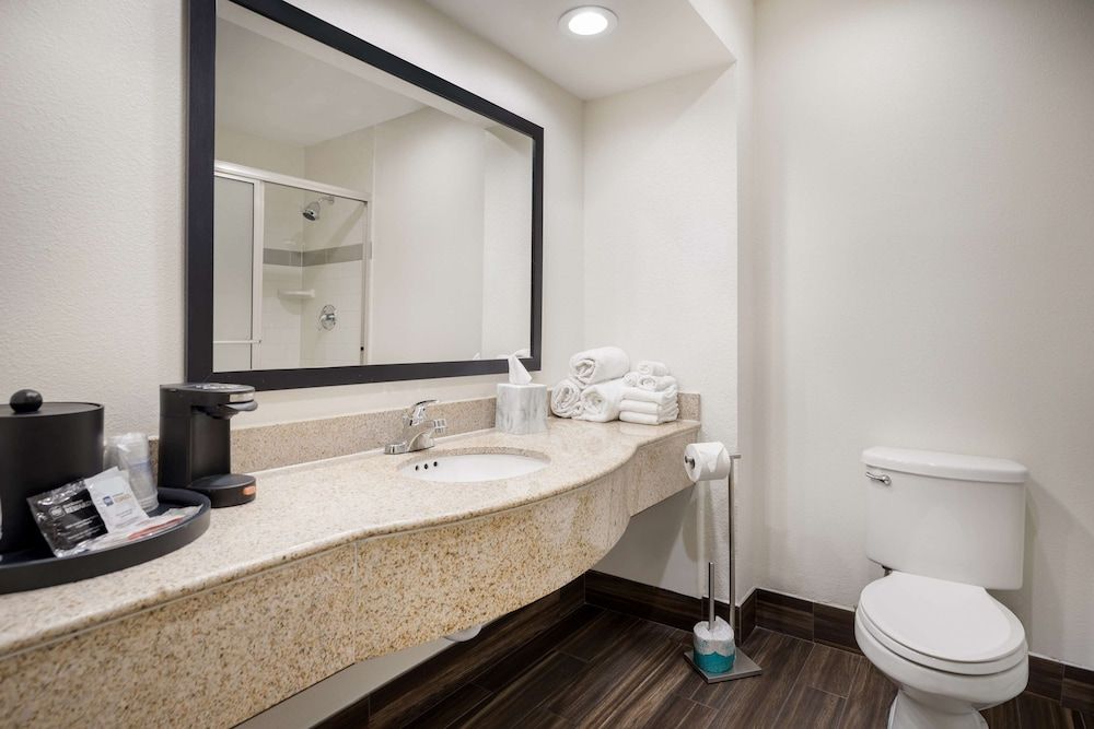 Best Western Houma Inn Standard Room, 2 Queen Beds, Non Smoking, Refrigerator & Microwave 5