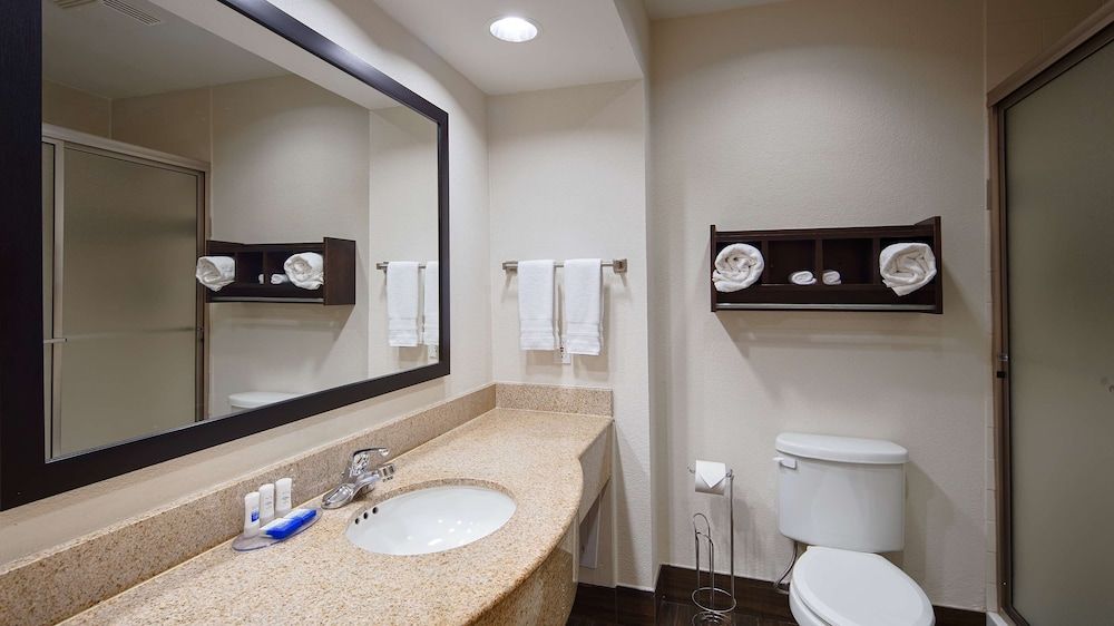 Best Western Houma Inn Standard Room, 2 Queen Beds, Non Smoking, Refrigerator & Microwave 4