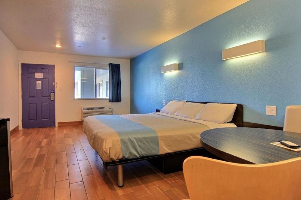 Standard Room, 1 King Bed, Accessible, Non Smoking