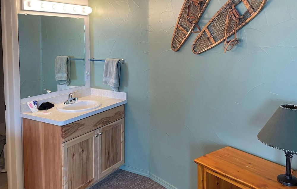 Americas Best Value Inn Polson Junior Suite, 1 King Bed, Lake View 4