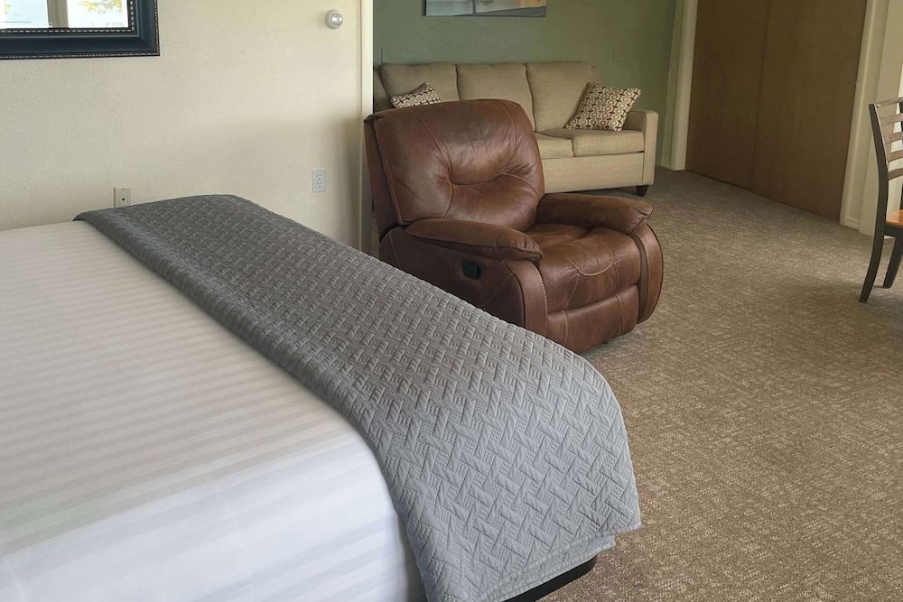Americas Best Value Inn Polson Junior Suite, 1 King Bed, Lake View 2