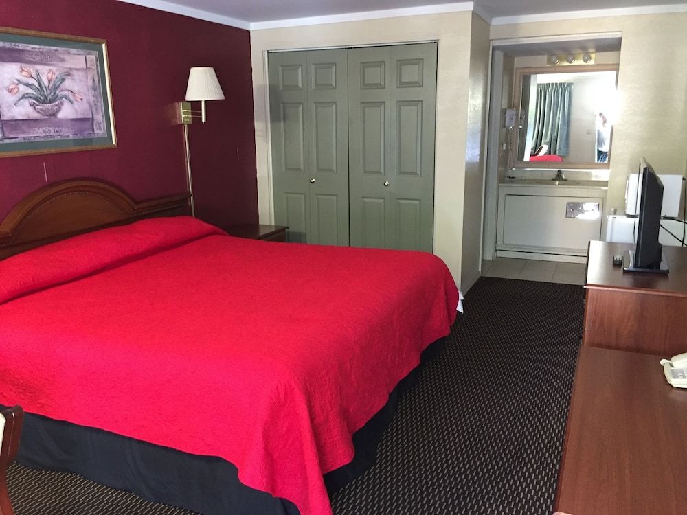 FairBridge Inn Express Merrillville Standard Room, 1 King Bed, Non Smoking 4