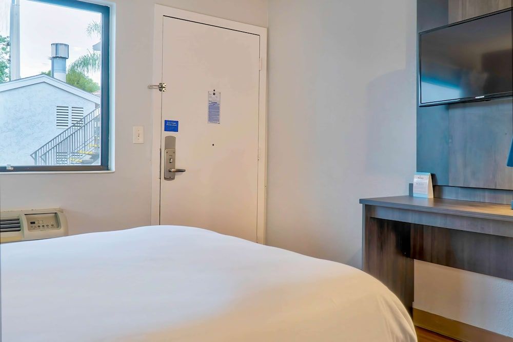 Motel 6 El Monte, CA - Los Angeles Deluxe Room, 1 Double Bed, Accessible, Non Smoking 3