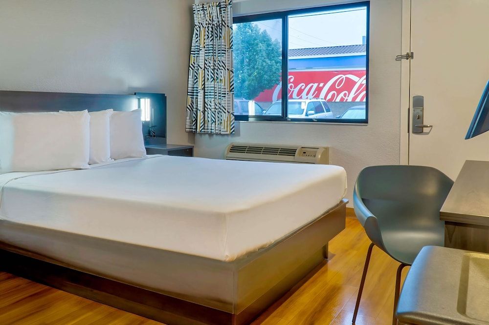 Motel 6 El Monte, CA - Los Angeles Deluxe Room, 1 Queen Bed, Non Smoking, Refrigerator 4