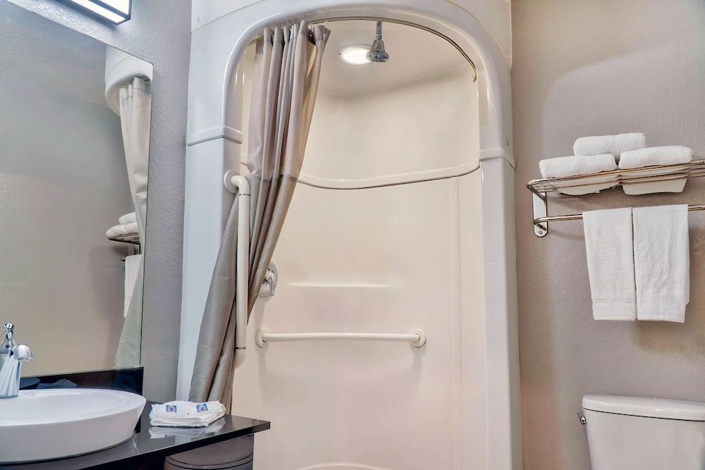 Motel 6 El Monte, CA - Los Angeles Deluxe Room, 1 Queen Bed, Non Smoking, Refrigerator 5