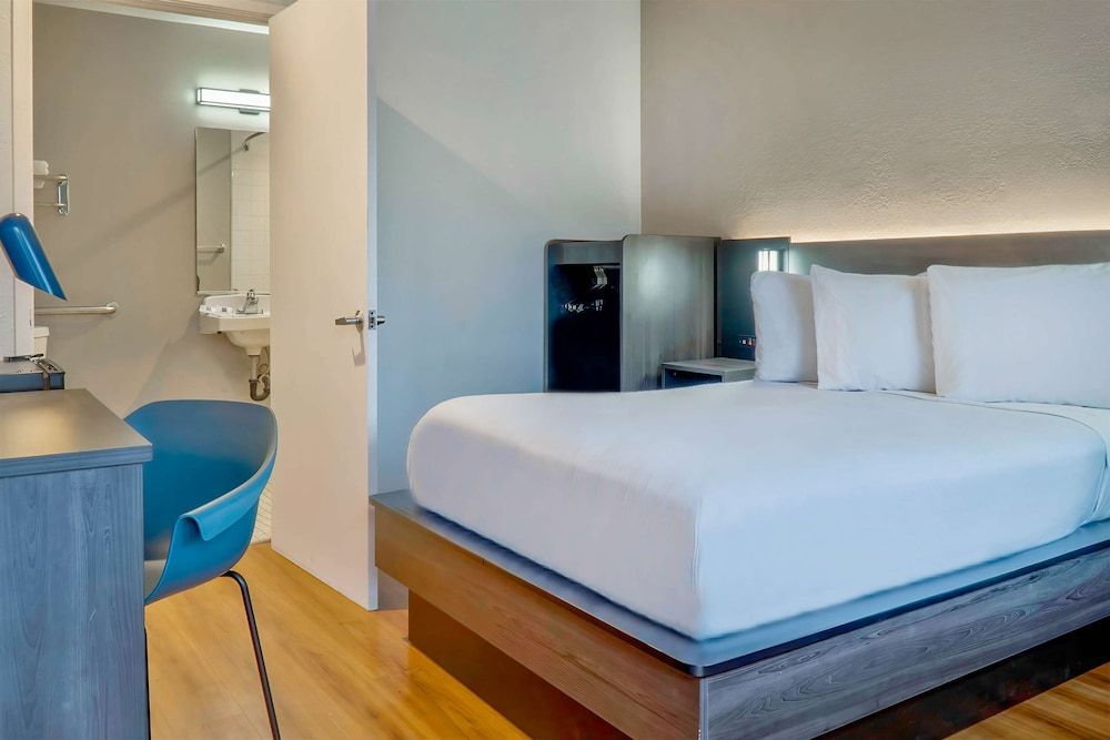 Motel 6 El Monte, CA - Los Angeles Deluxe Room, 1 Double Bed, Accessible, Non Smoking 2