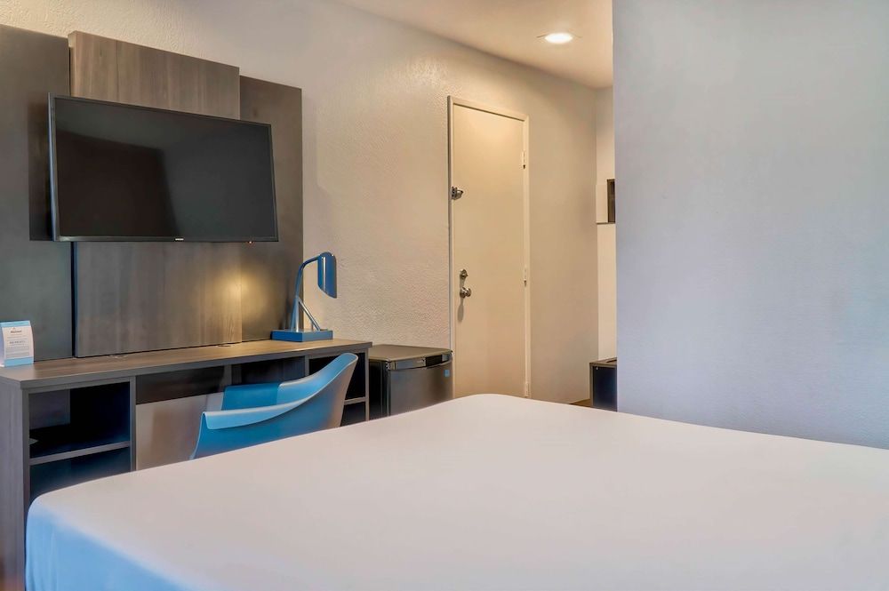 Motel 6 El Monte, CA - Los Angeles Deluxe Room, 1 Queen Bed, Non Smoking, Refrigerator 2