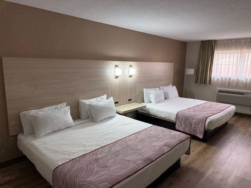 The Floral Park Motor Lodge Standard Room, 2 Double Beds, Non Smoking 3