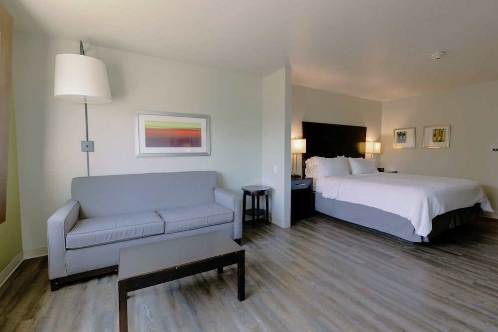 Suite, 1 King Bed, Accessible (Communications, Accessible Tub)