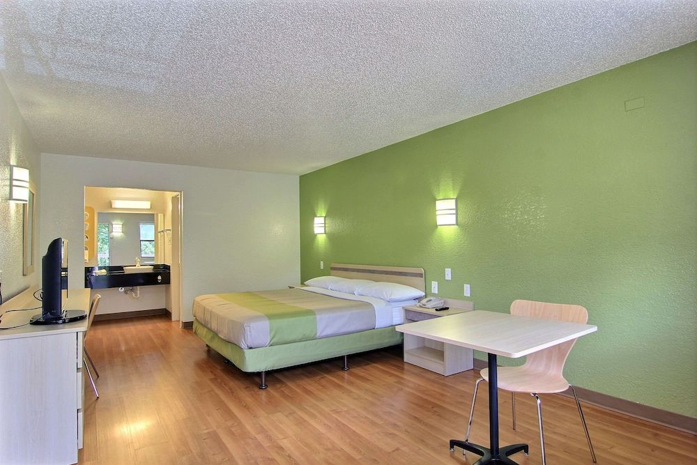 Deluxe Room, 1 King Bed, Accessible, Non Smoking