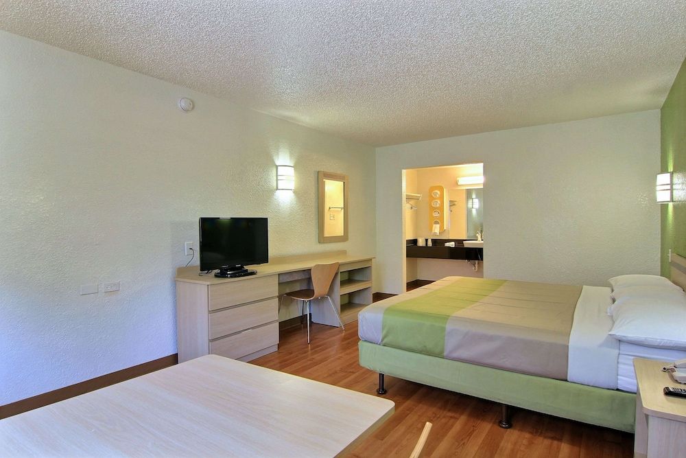 Deluxe Room, 1 King Bed, Accessible, Non Smoking