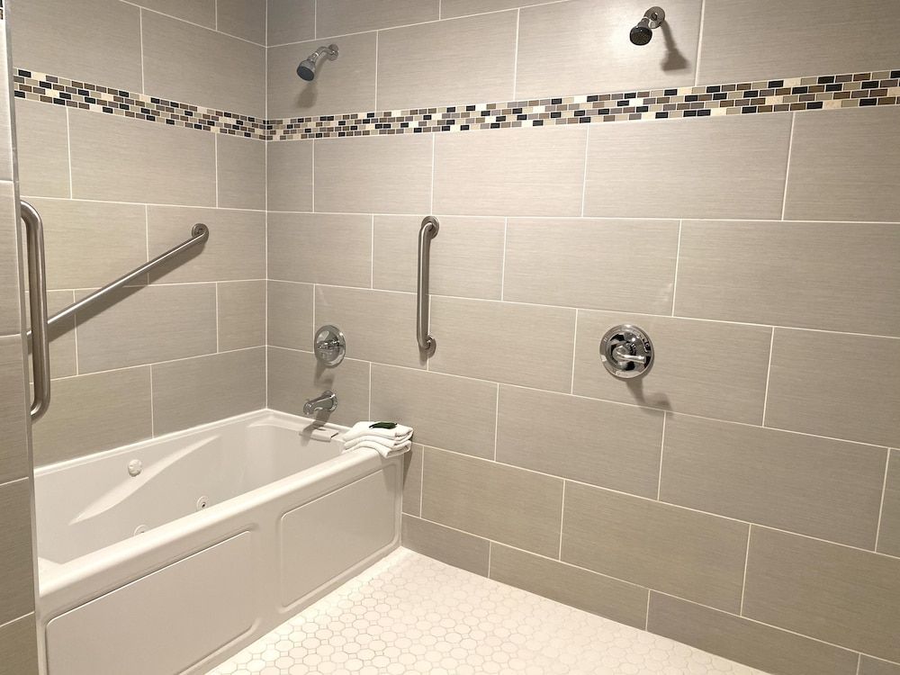 Redac Gateway Hotel In Torrance Executive Suite 3