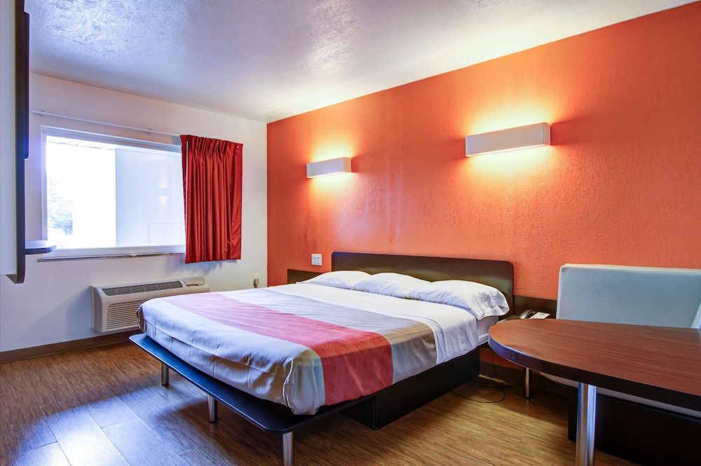 Motel 6 Richfield, OH Standard Room, 1 King Bed, Non Smoking 5