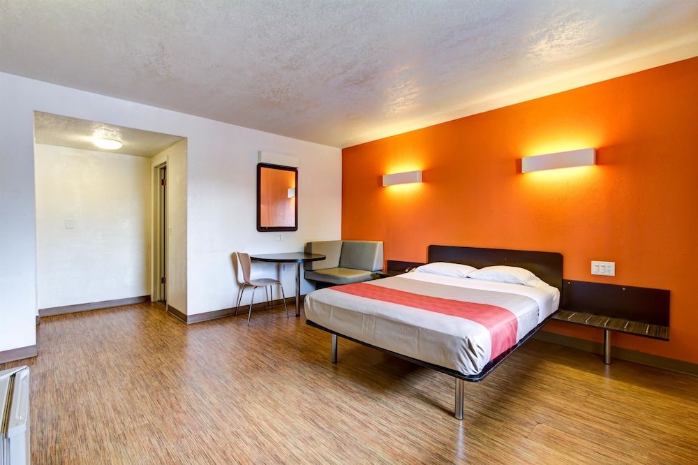 Motel 6 Richfield, OH Standard Room, 1 King Bed, Smoking 5