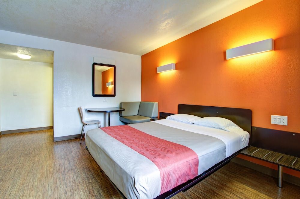 Motel 6 Richfield, OH Standard Room, 1 King Bed, Non Smoking