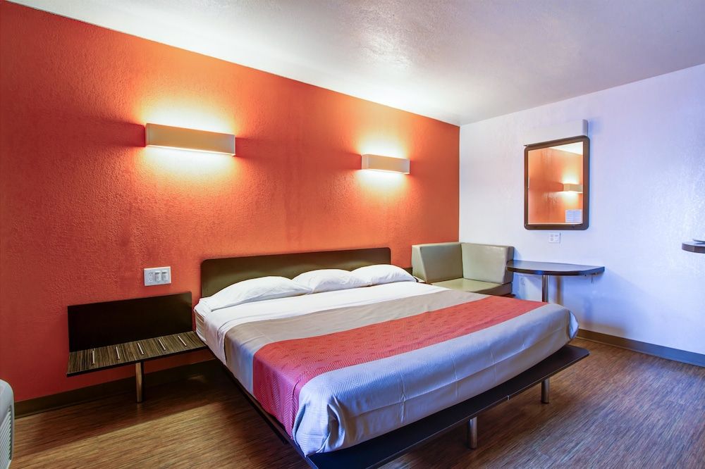 Motel 6 Richfield, OH Standard Room, 1 King Bed, Non Smoking 3