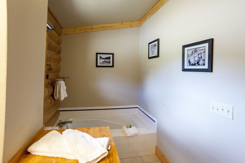 320 Guest Ranch Two Bedroom Riverfront Cabin 4