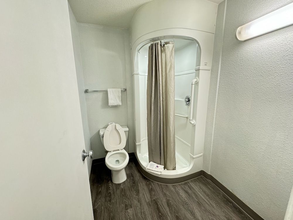 Motel 6 Casper Deluxe Room, 1 Queen Bed, Non Smoking, Refrigerator & Microwave 9