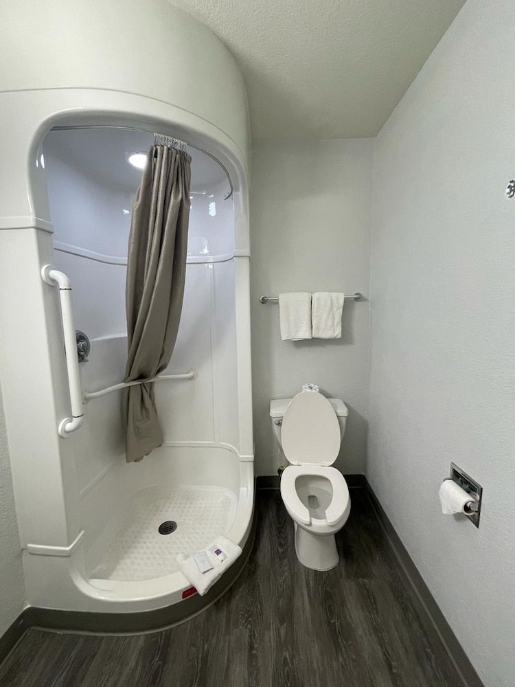 Motel 6 Casper Deluxe Room, 1 Queen Bed, Non Smoking, Refrigerator & Microwave 10